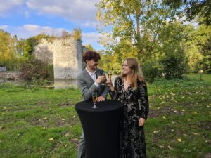 Romane et Léo, les jeunes fondateurs dynamiques de Cocktail Amusatoire, spécialisés dans l'animation pour briser la glace en soirée